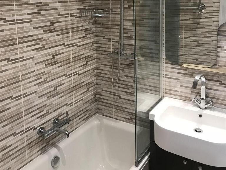 Hotel No.16 Seaham Exterior foto Bathroom with shower enclosure