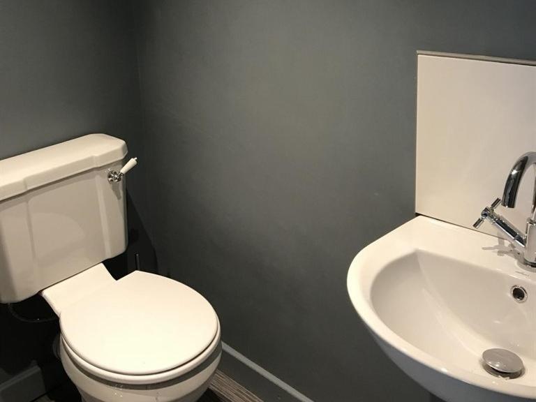 Hotel No.16 Seaham Habitación foto A modern toilet and sink