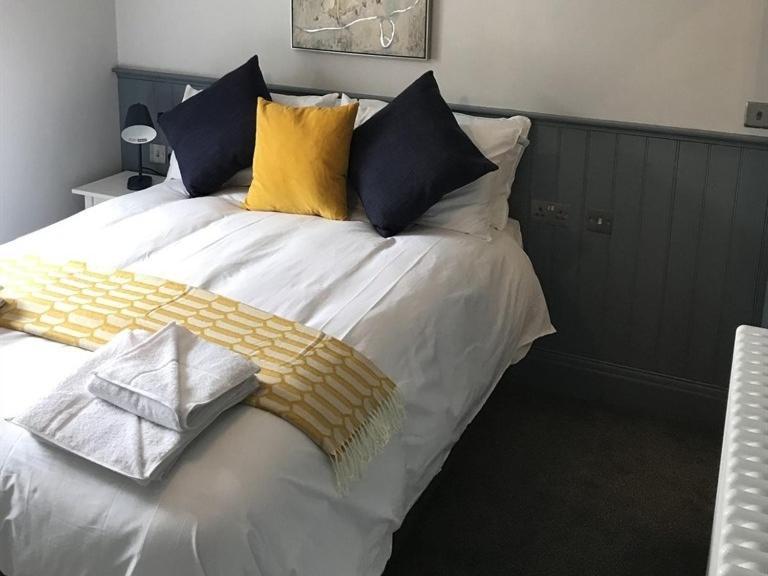 Hotel No.16 Seaham Habitación foto A bed with a throw