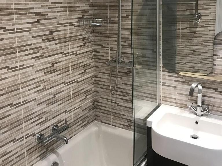 Hotel No.16 Seaham Habitación foto Bathroom with shower enclosure